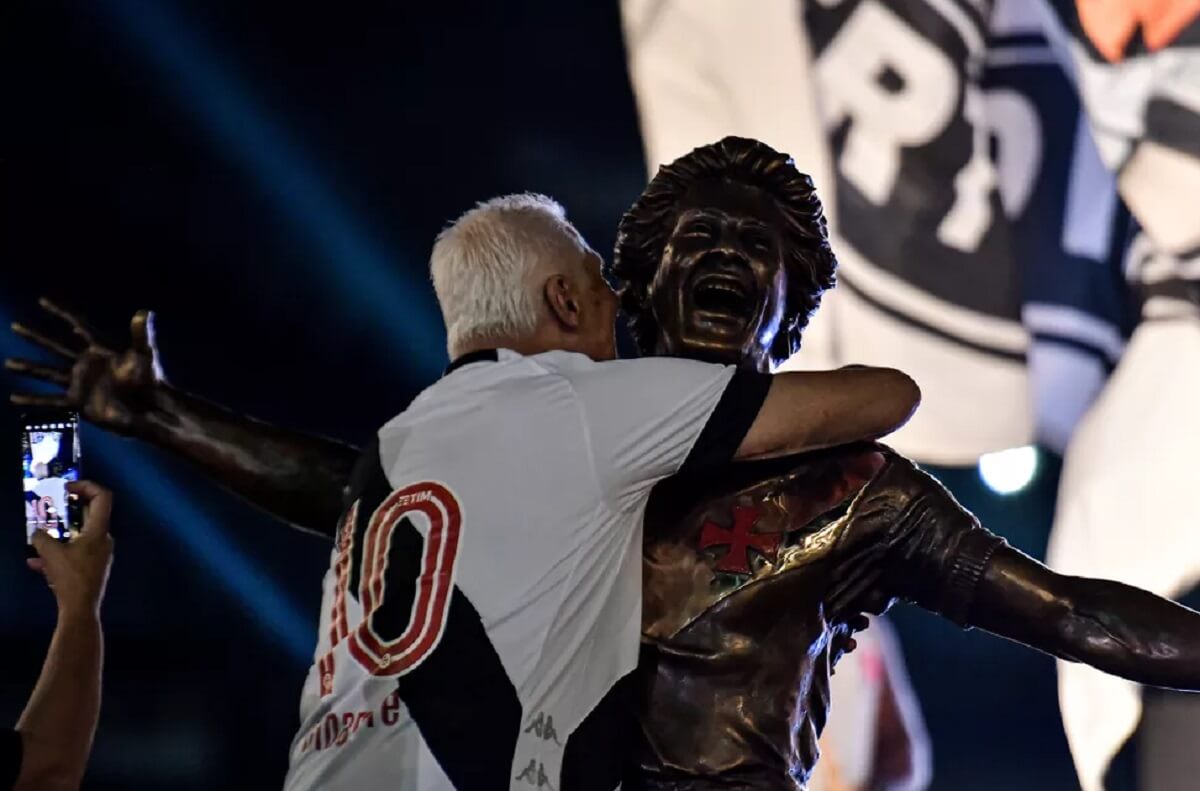 Roberto Dinamite abraçando sua estátua em São Januário