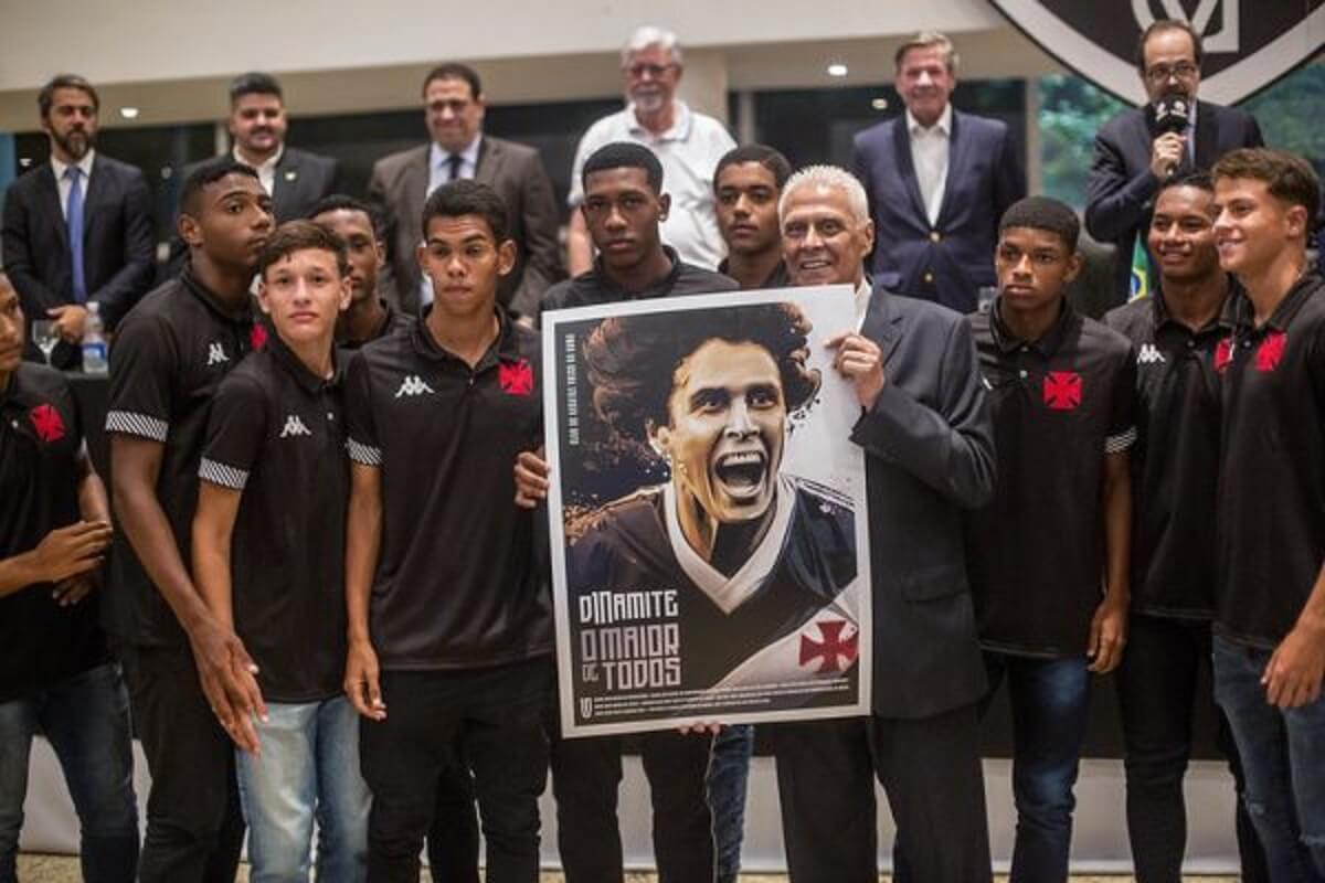 Atletas da base do Vasco em homenagem a Roberto Dinamite na Sede Náutica da Lagoa