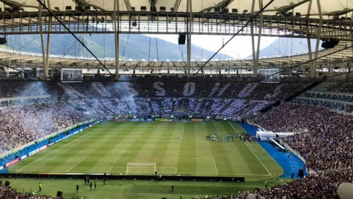 Torcida do Vasco com mosaico em Vasco x Chapecoense em 2019