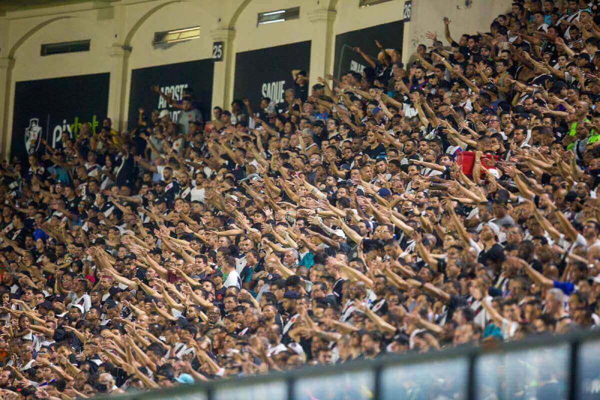 Torcida do Vasco em jogo contra a Ponte Preta em São Januário