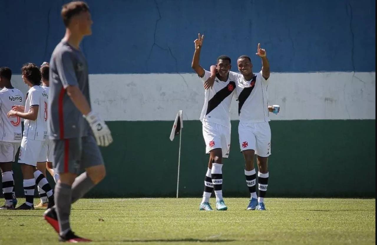 Jogadores celebram gol contra o Progresso-RS