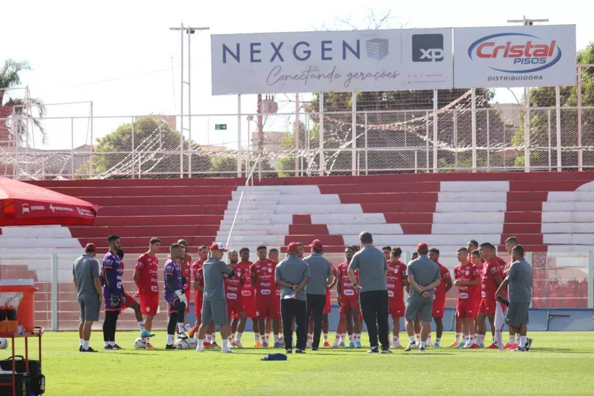 Elenco do Vila Nova durante treino