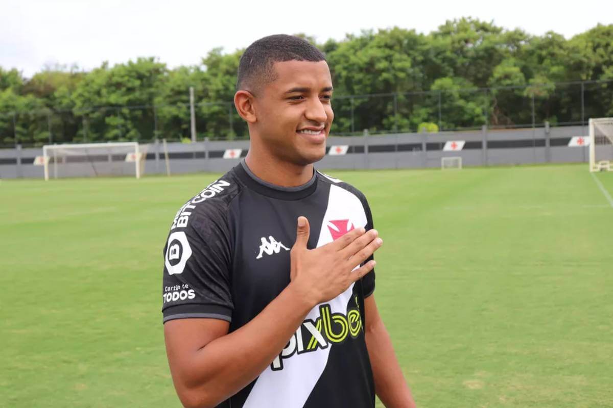 Zé Vitor é apresentado oficialmente pelo Vasco