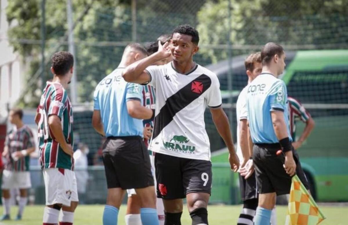 Eguinaldo, atacante do Vasco, comemora gol contra o Fluminense — Foto: Divulgação / CRVG