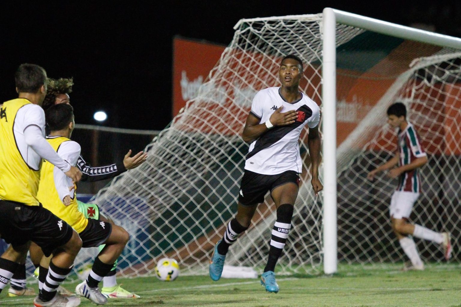 GB comemora gol pelo Vasco na Copa do Brasil Sub-17