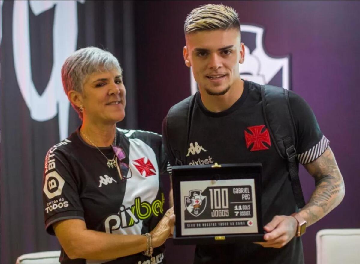 Gabriel Pec recebe da mãe a placa por 100 jogos com a camisa do Vasco