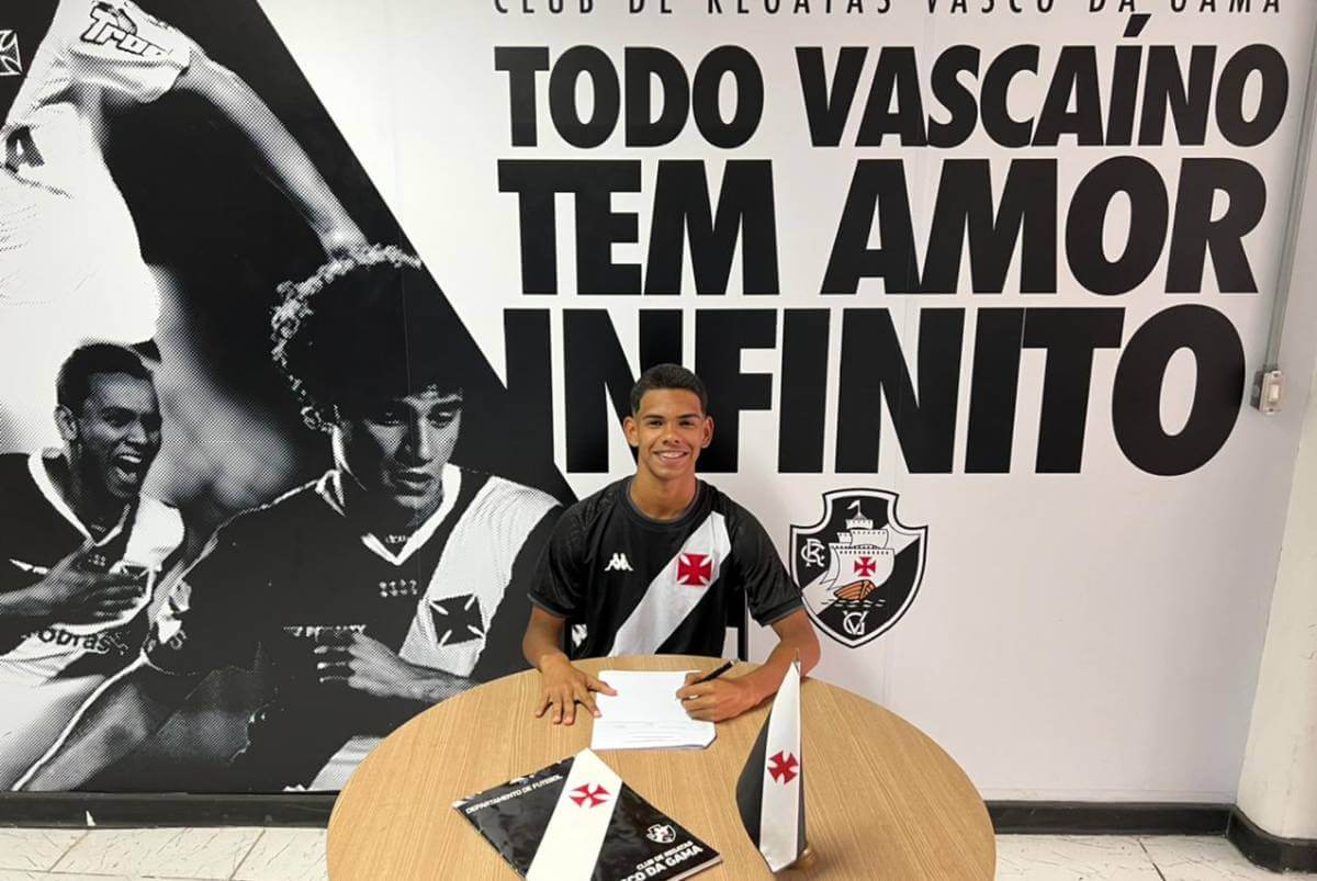 André assina contrato profissional com o Vasco