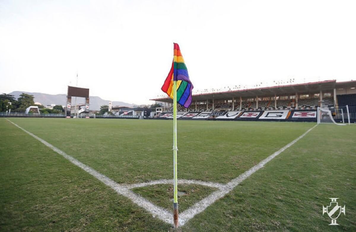 Bandeirinha de escanteio em São Januário em homenagem à causa LGBTQIA+