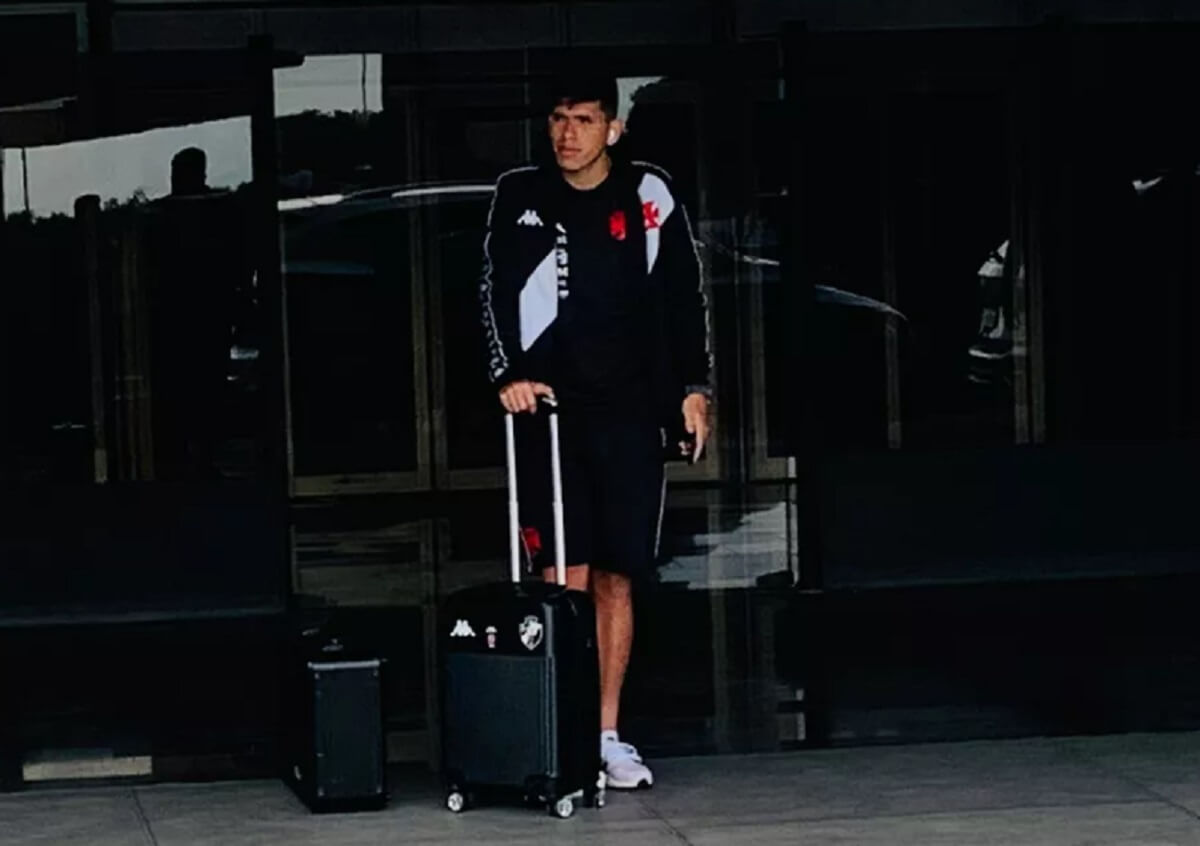 Carlos Palacios em desembarque do Vasco no Aeroporto do Galeão