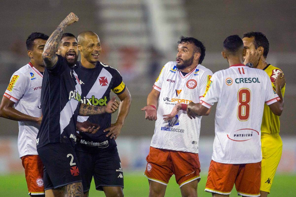 Quintero e Anderson Conceição durante jogo contra o Tombense pela Série B 2022