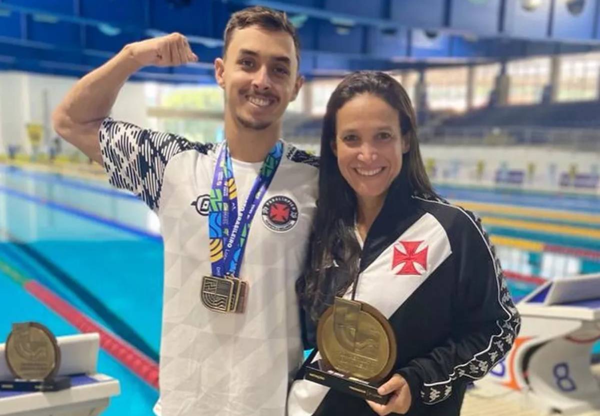 Daniel posa com as medalhas conquistadas