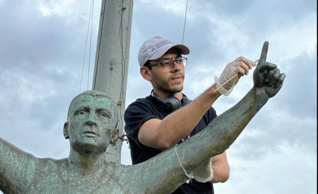 Estátua de Romário passa por restauração