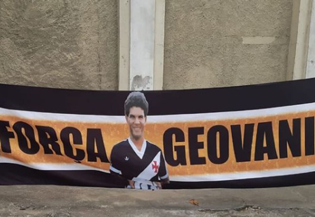 Faixa de torcida organizada do Vasco homenageando Geovani