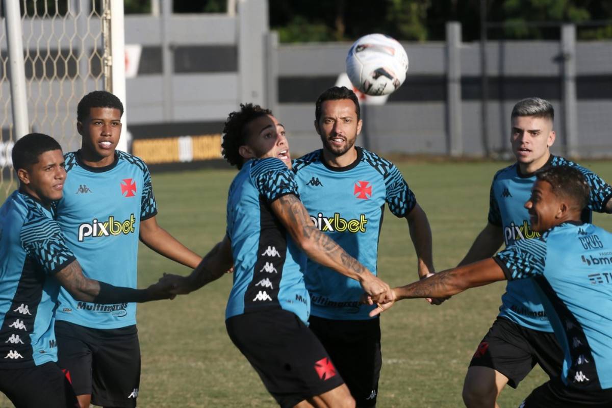 Figueiredo em treino com o restante do elenco do Vasco