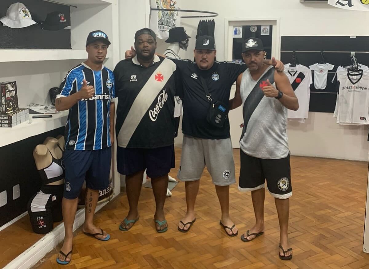 Integrantes da Geral do Grêmio em loja da Força Jovem em São Januário