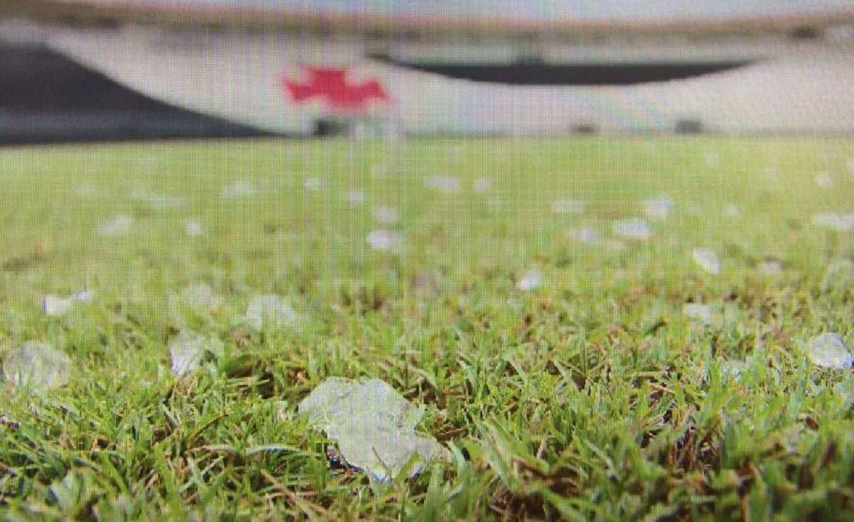 Granizo no gramado de São Januário