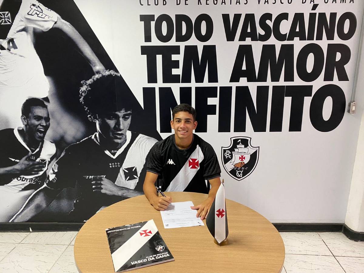 Gustavinho assinou contrato de formação com o Vasco