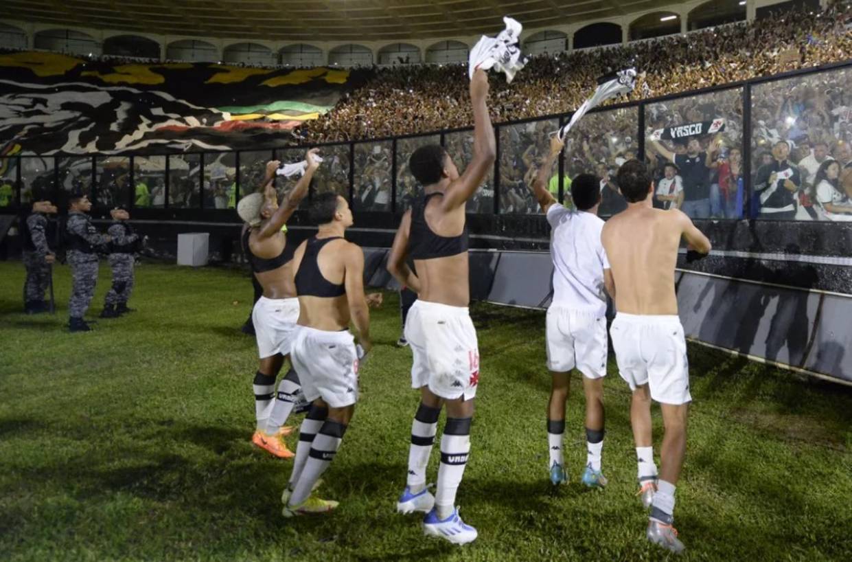 Jogadores comemoram com a torcida após vitória sobre o Bahia