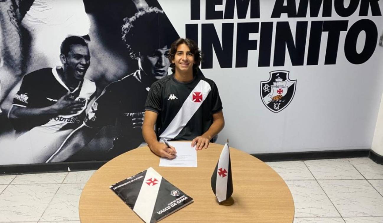 JP assinando primeiro contrato profissional com o Vasco