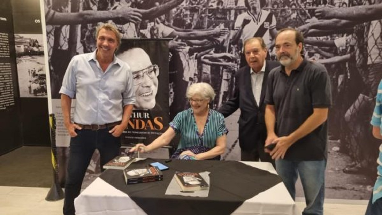 Lançamento da biografia de Arthur Sendas no Espaço Experiência, em São Januário