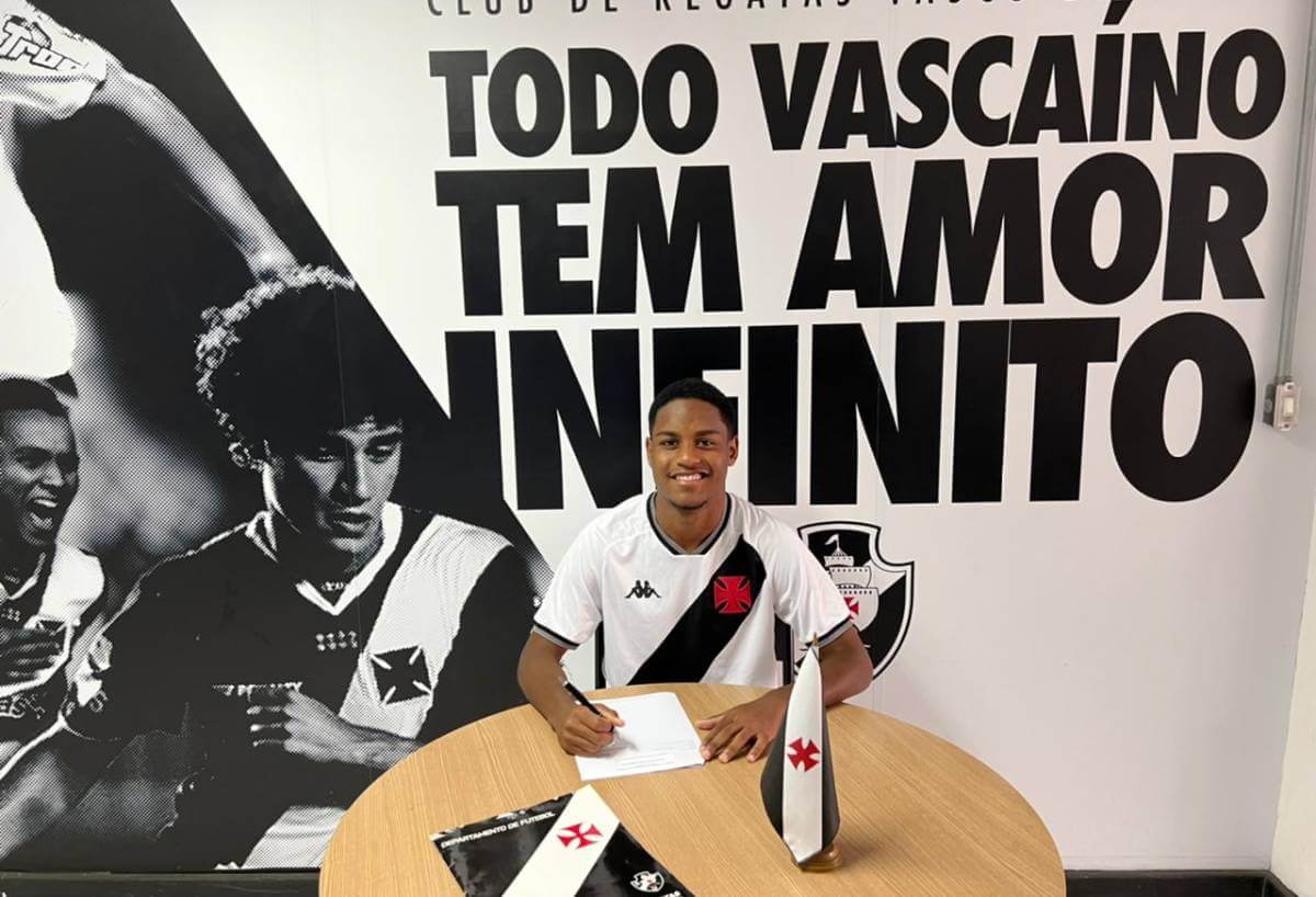 Matheus Jerônimo assina contrato profissional com o Vasco