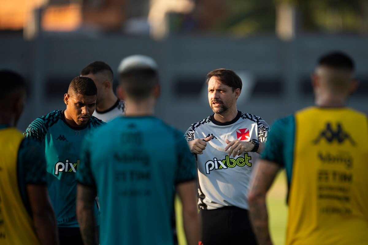 Maurício Souza comandando treino do Vasco no CT Moacyr Barbosa