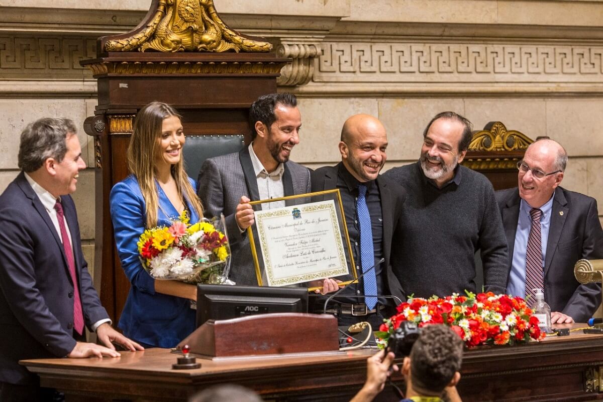 Nenê recebendo o título de cidadão honorário do Rio de Janeiro