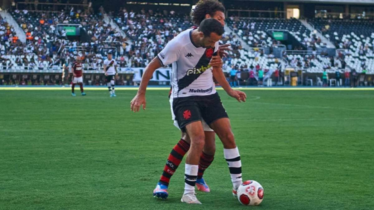 Nenê durante jogo contra o Flamengo em Manaus