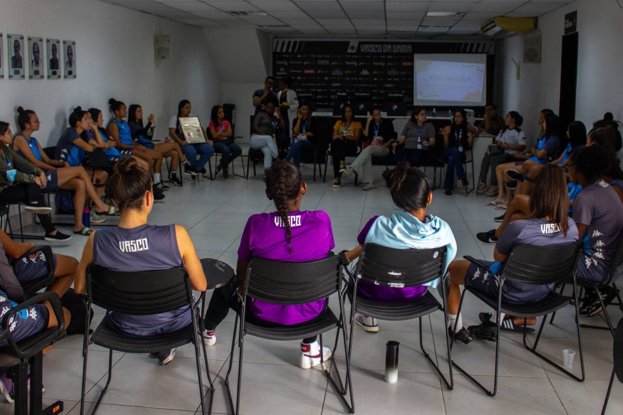 Jogadoras do Vasco em palestra em São Januário