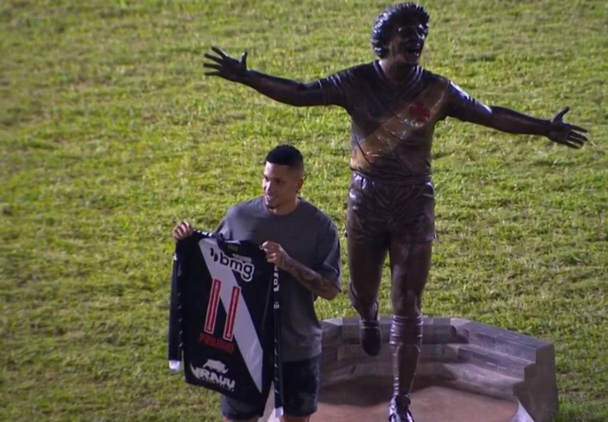 Paulinho posa ao lado da estátua de Dinamite