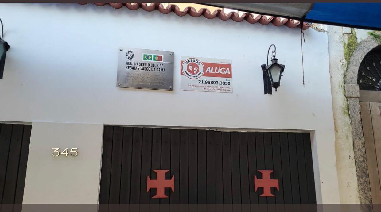 Placa de aluguel no Centro Cultural Candinho, local de fundação do Vasco
