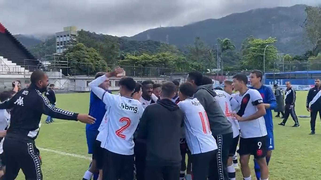 Garotos do Vasco celebram classificação sobre o Flamengo