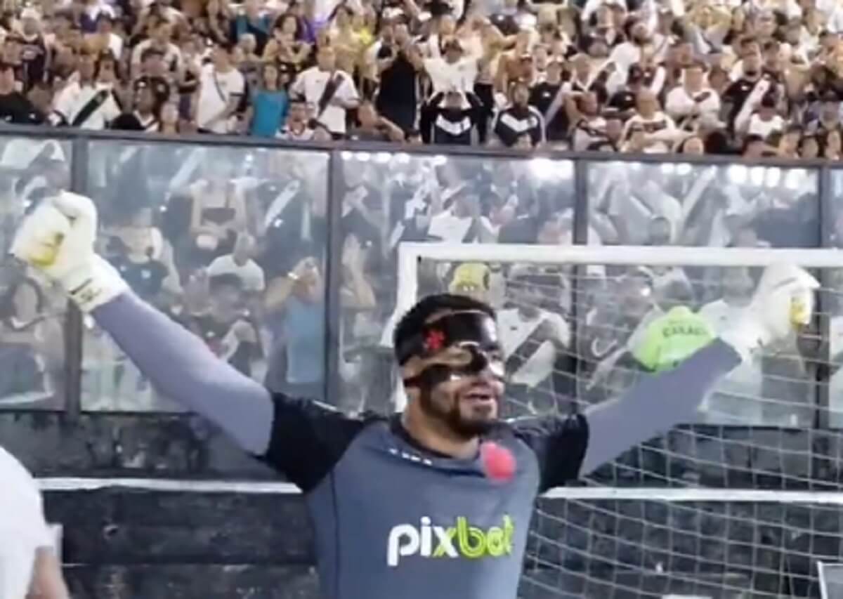 Thiago Rodrigues comemorando com a torcida do Vasco em São Januário após vitória sobre o CSA