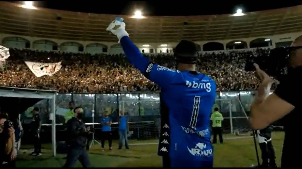 Thiago Rodrigues sendo ovacionado pela torcida do Vasco em São Januário