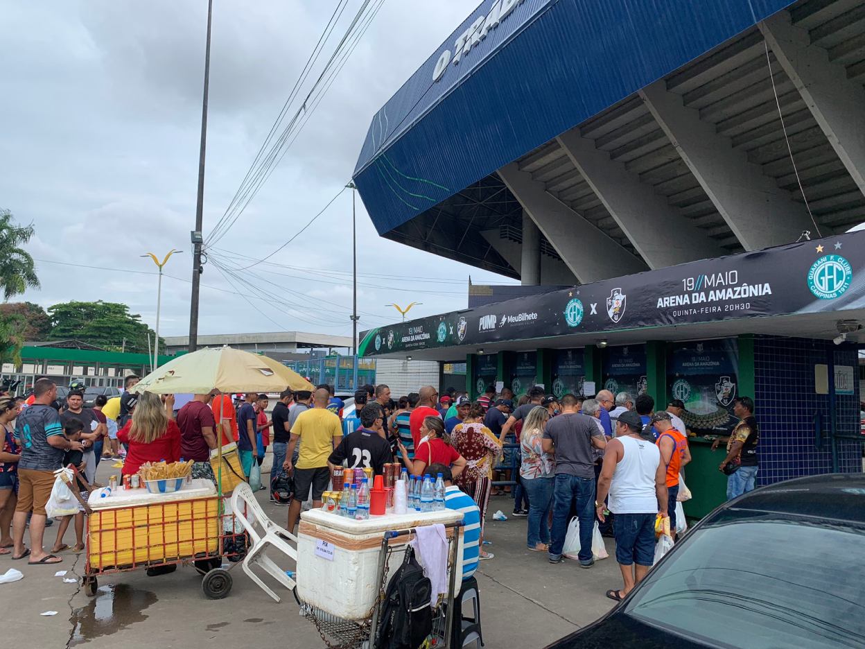 Torcedores formam fila na Arena da Amazônia