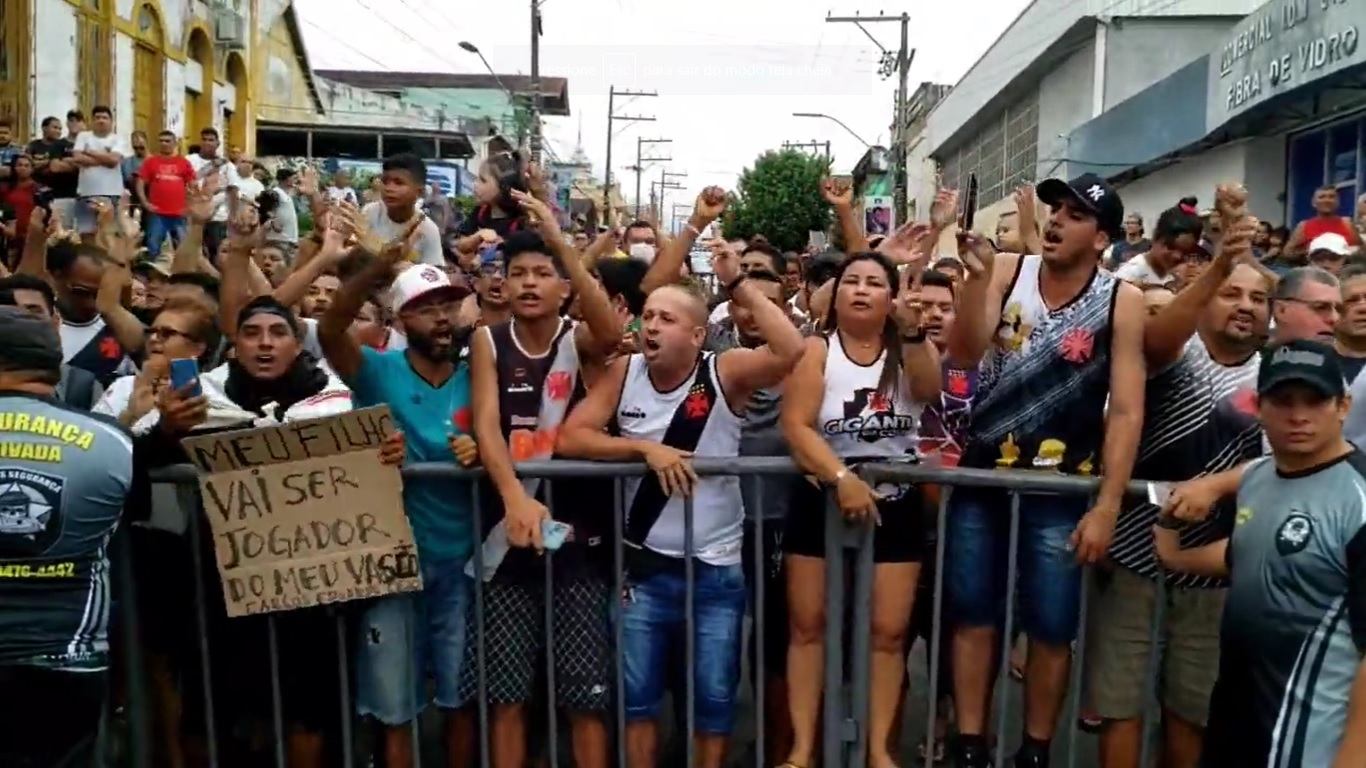 Torcida do Vasco comparece a treino em Manaus