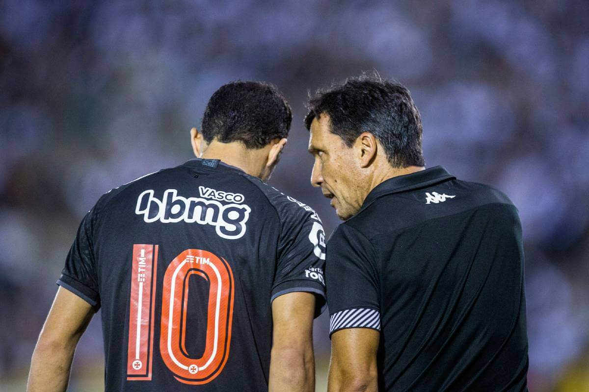 Zé Ricardo conversando com Nenê durante jogo contra o Tombense