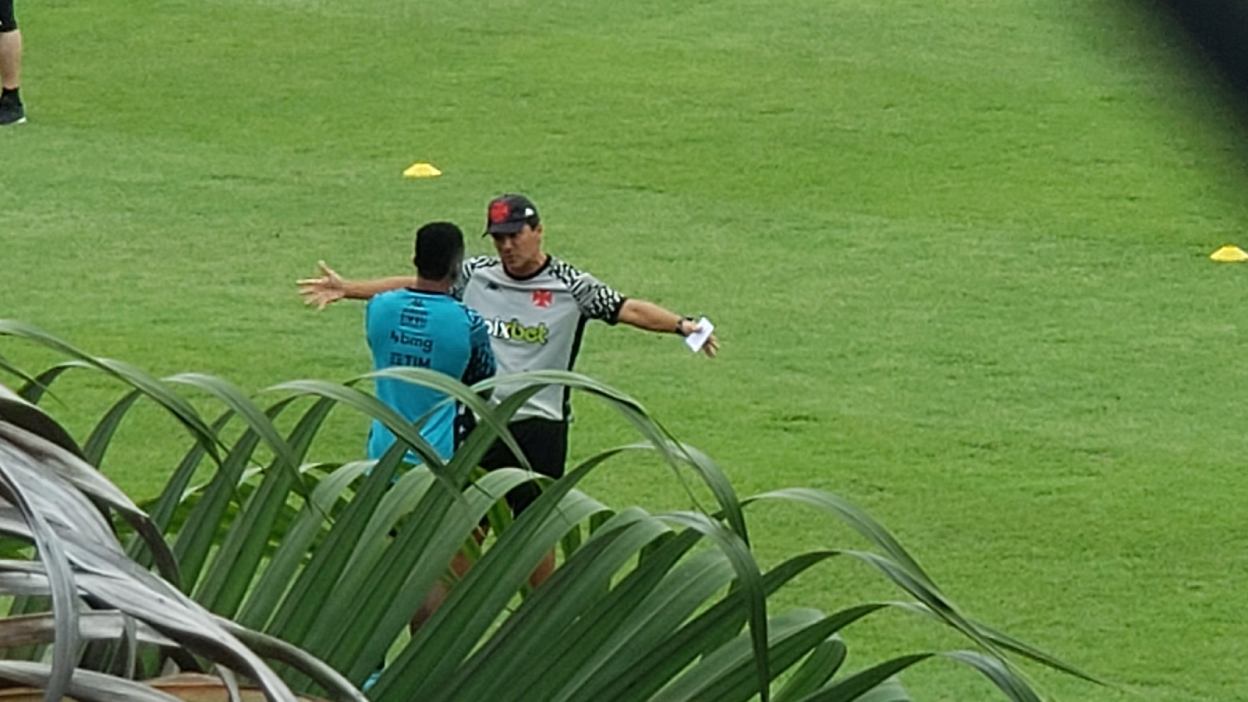 Zé Ricardo conversa com Jhon Sánchez em Manaus