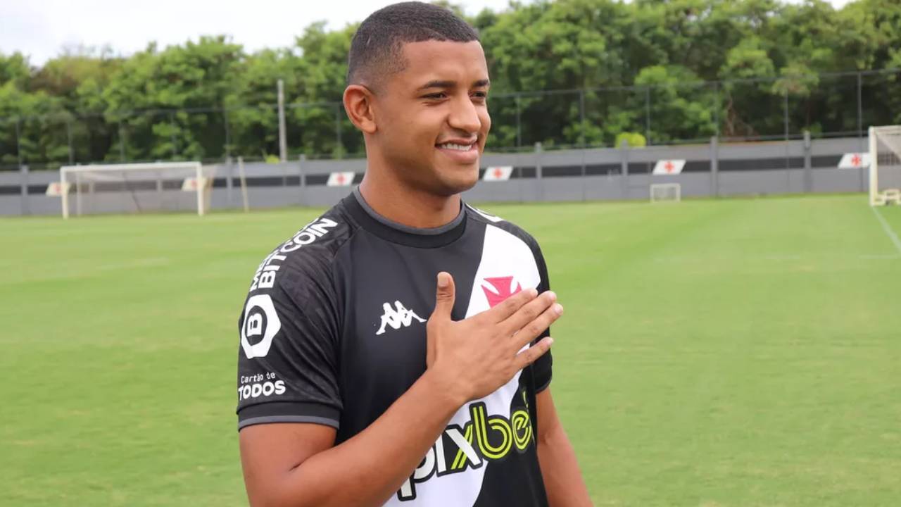 Zé Santos com a camisa do Vasco