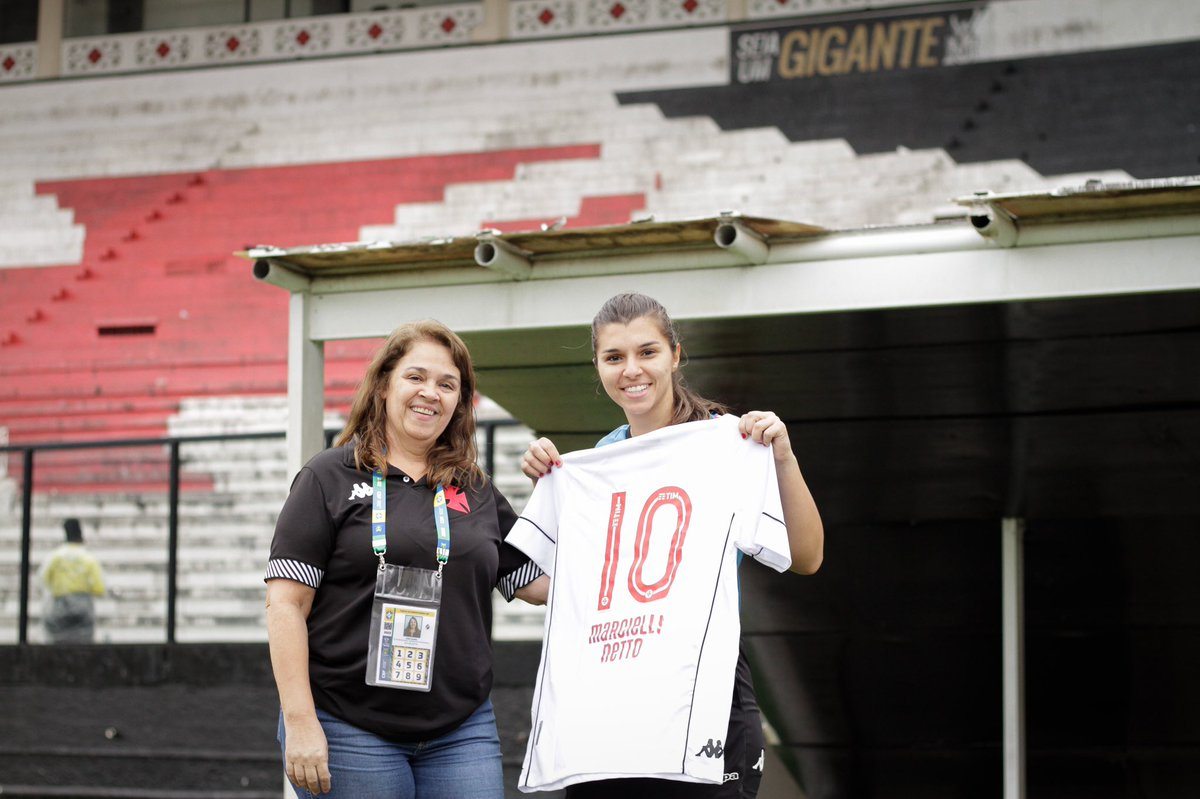 Ação do Vasco da Gama entregou uma camisa do Clube para auxiliar agredida