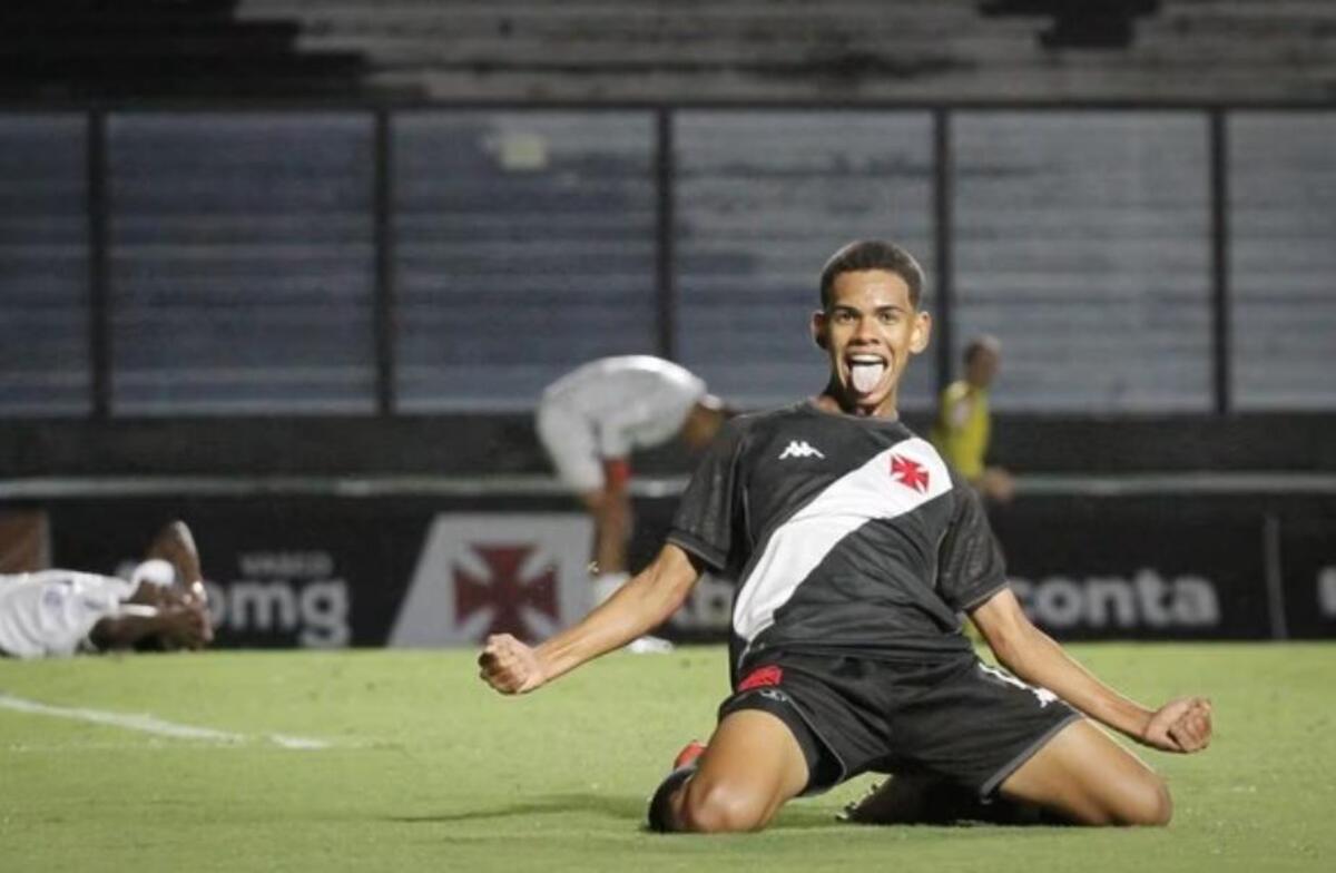 André, atacante do sub-17 do Vasco, comemora um dos gols contra o Bahia