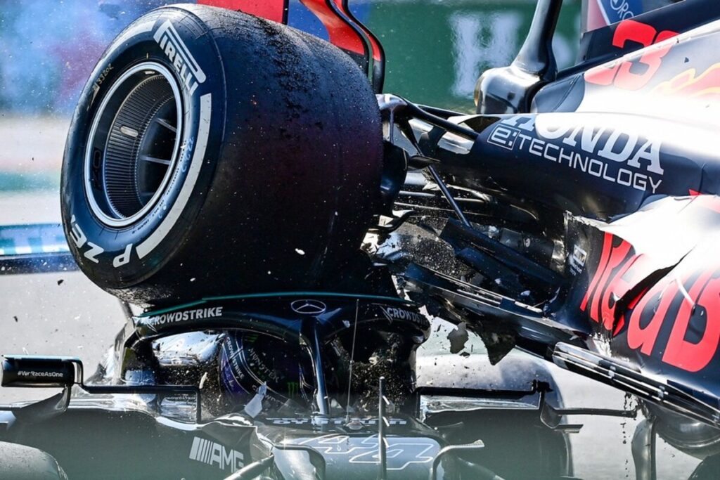 A imagem mais impressionante do acidente: o pneu de Verstappen no halo e no capacete de Hamilton
