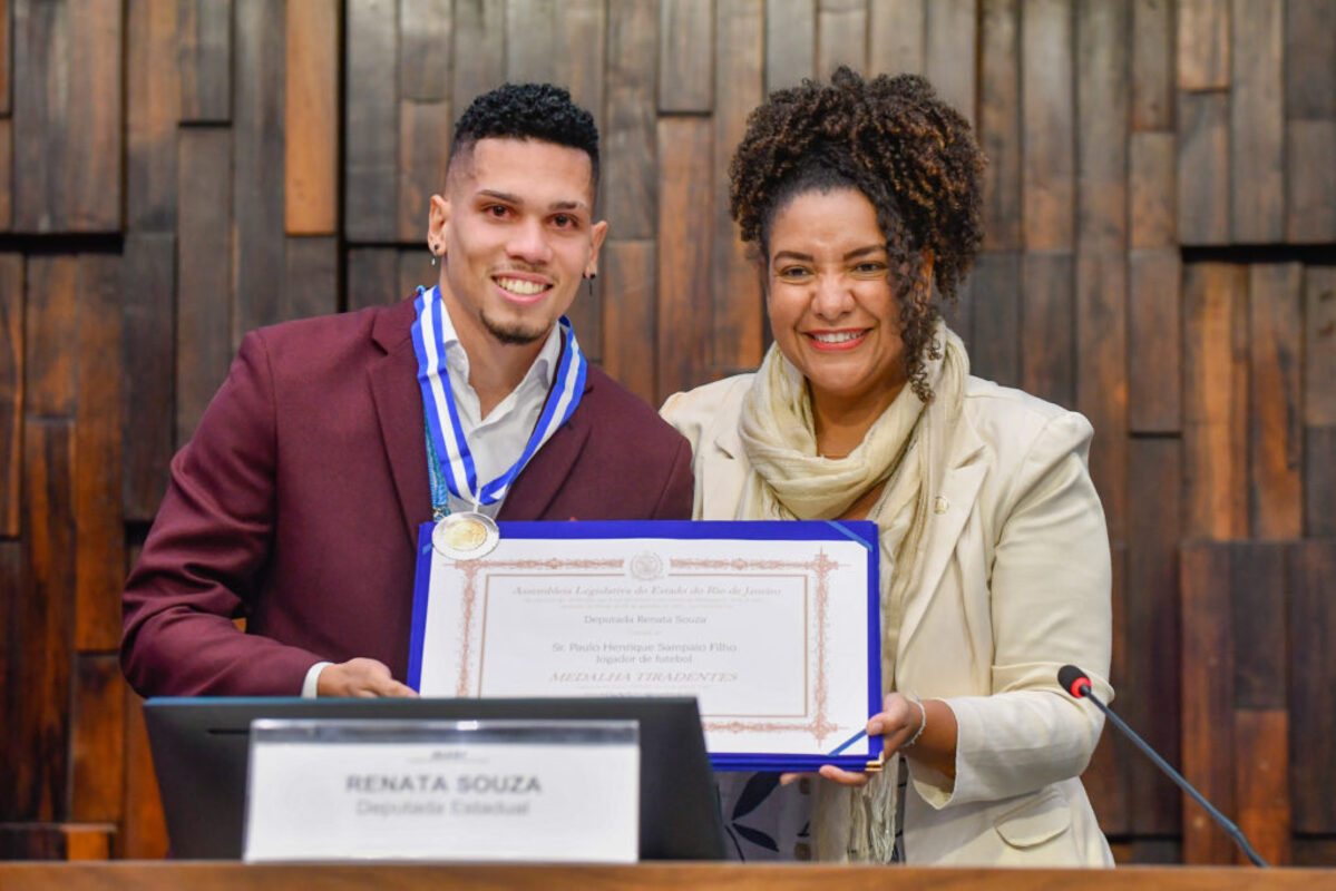 Paulinho recebeu a homenagem das mãos da deputada Renata Souza