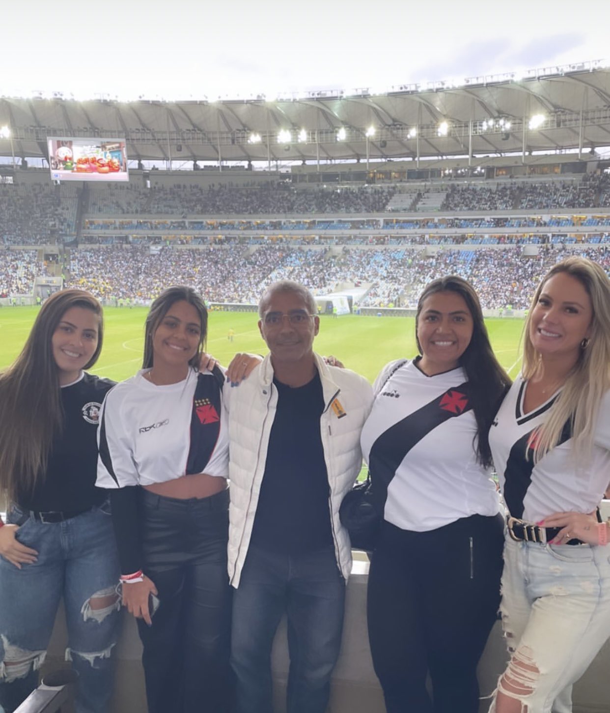 Romário e família acompanhando o Vasco no Maracanã