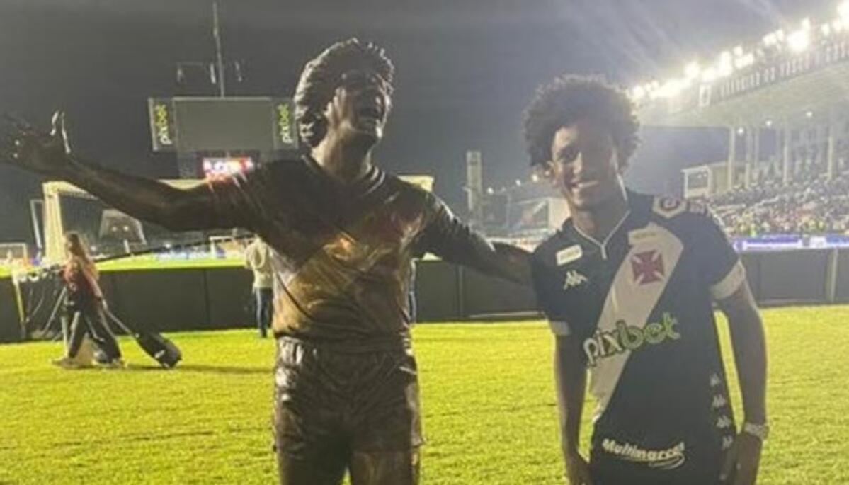 Com a camisa do Vasco, Talles Magno posa ao lado da estátua de Roberto Dinamite