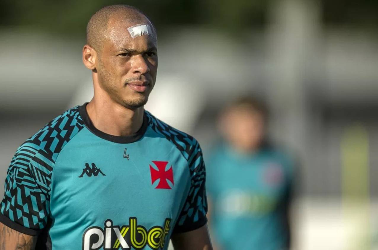 Anderson Conceição treina com curativo na cabeça