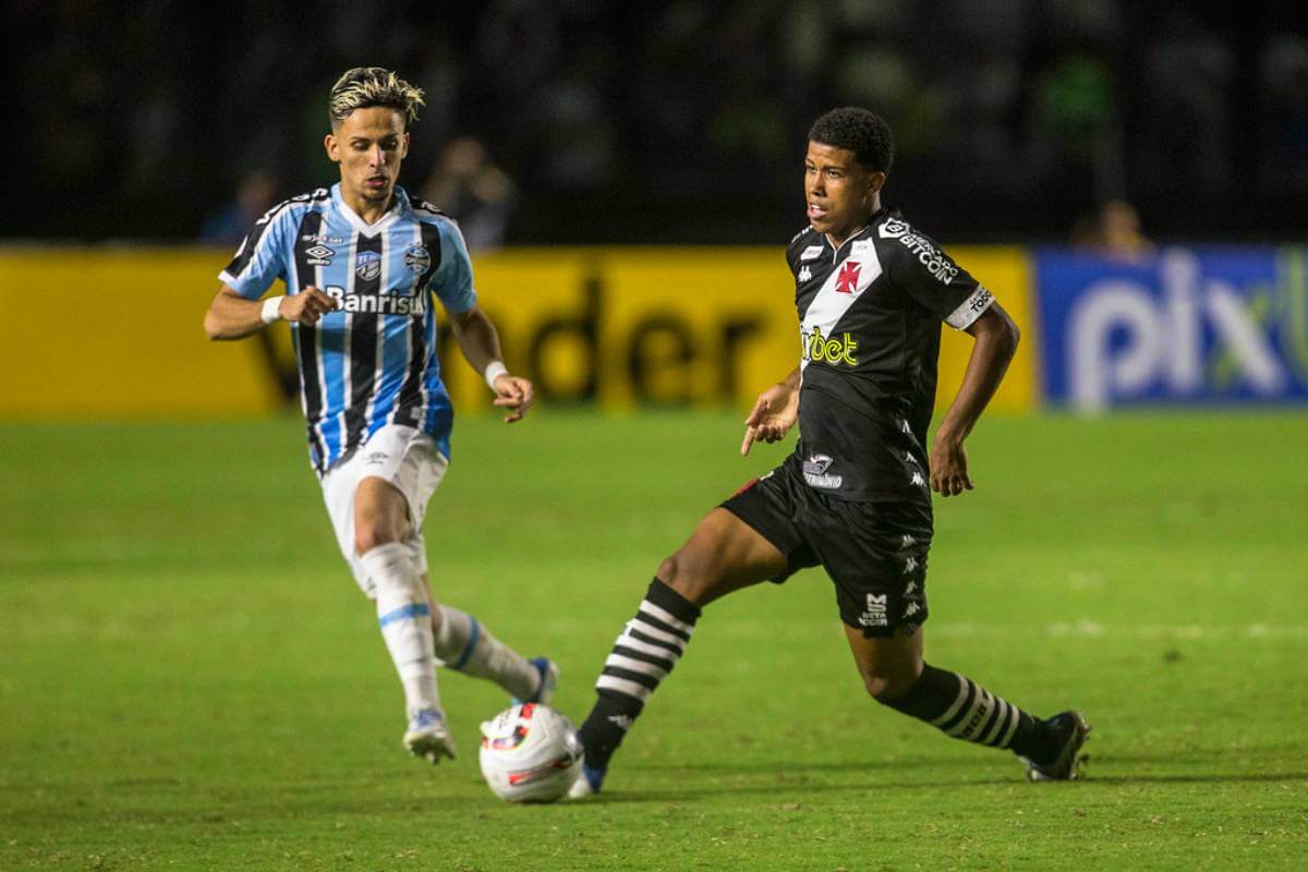 Andrey Santos durante jogo contra o Grêmio