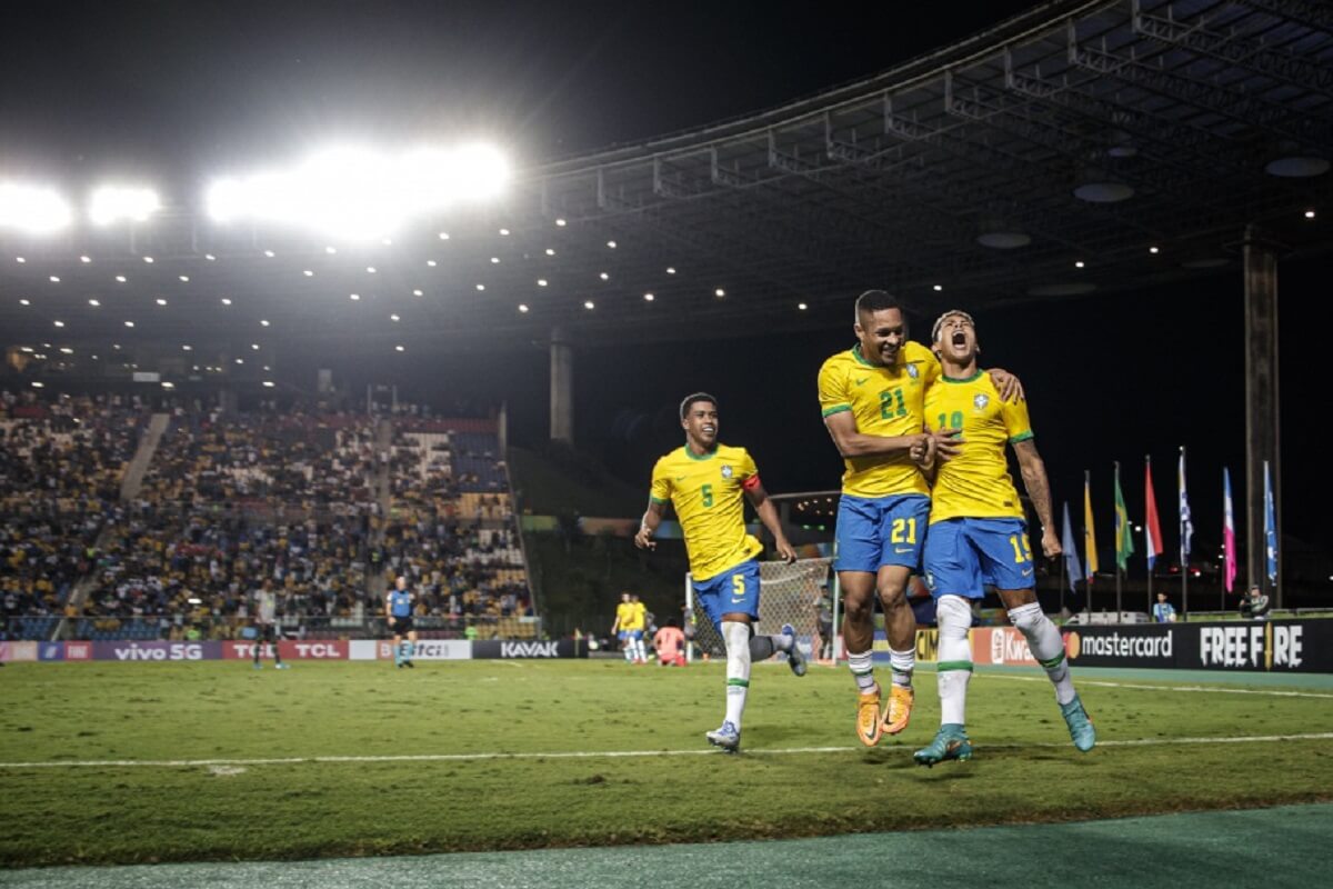 Andrey Santos (camisa 5) comemorando gol da Seleção Brasileira Sub-20 em Cariacica