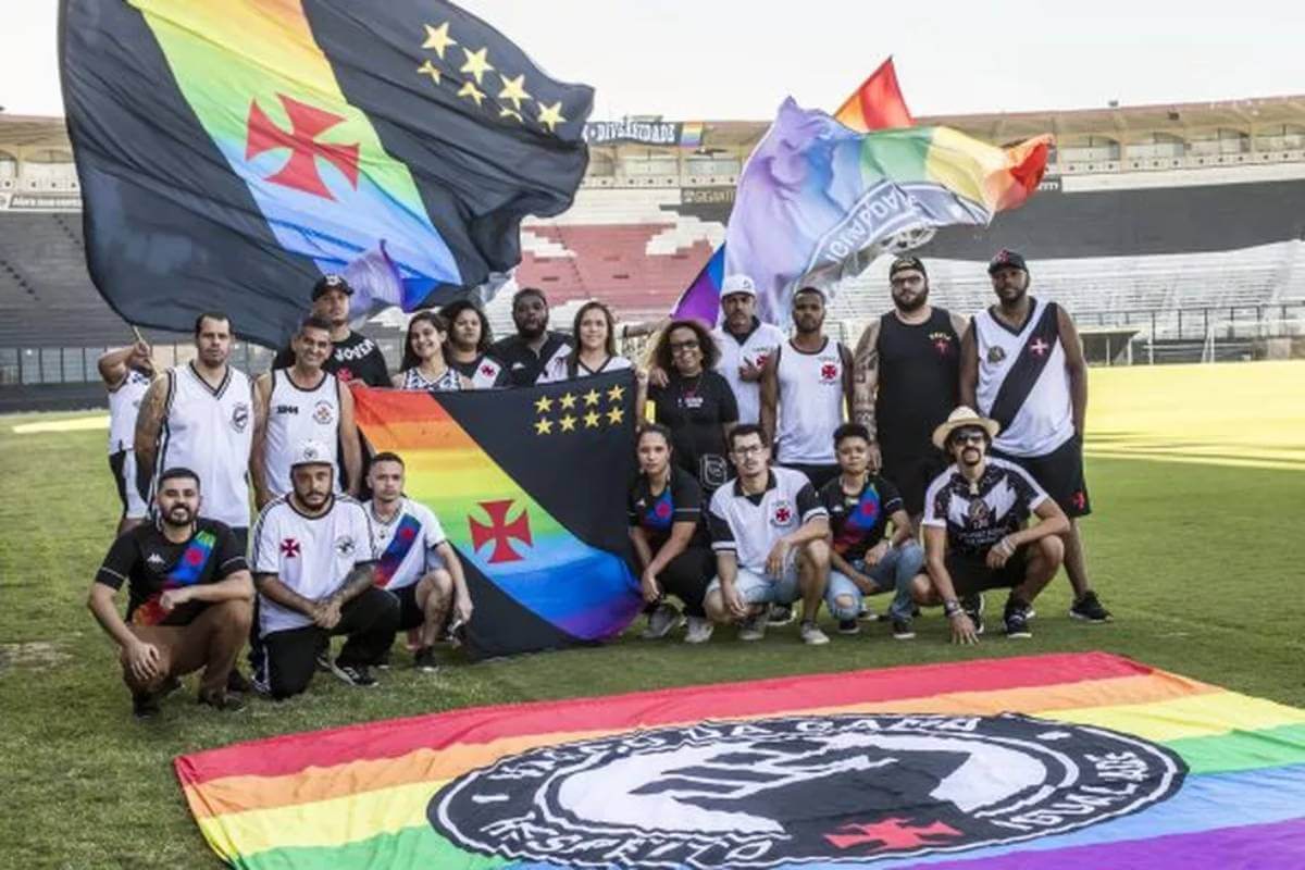 Torcida do Vasco bandeirões com o arco-íris