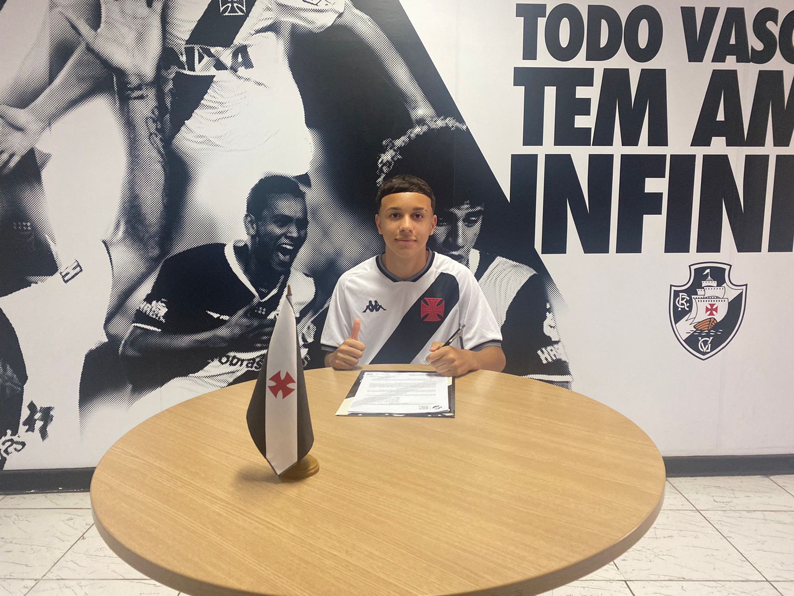 Davi Gomes assina contratação de formação com o Vasco